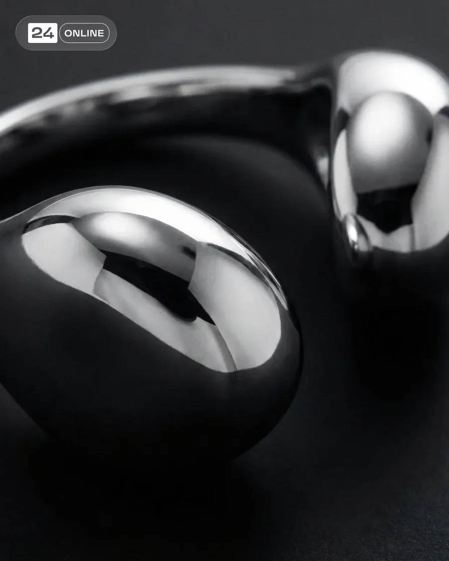 Luxury jewelry close-ups and editorial styling with soft light and refined… — AI-generated example 2 of 4