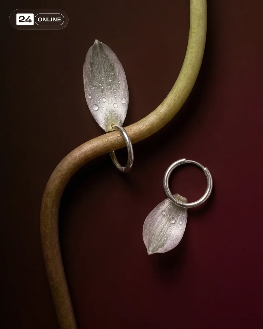 Luxury editorial jewelry with dramatic macro styling, desserts, flowers, glossy… — AI-generated example 4 of 6