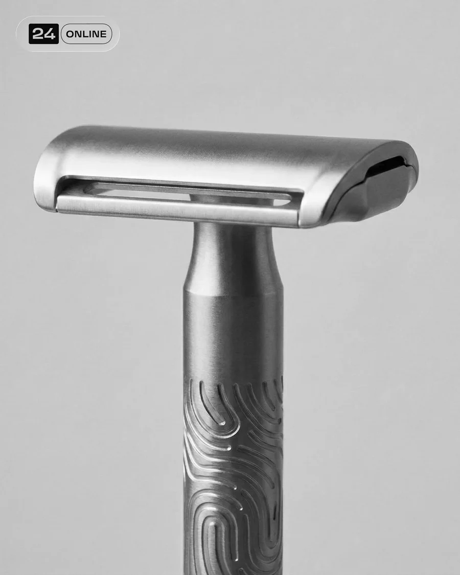 Minimalist premium shaving razor photography with refined masculine grooming… — AI-generated example 6 of 6
