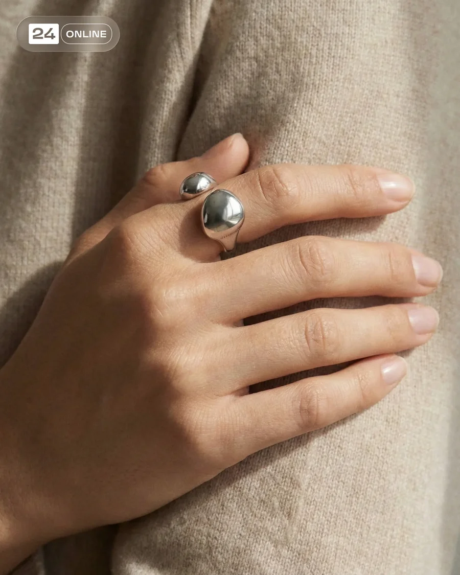 Luxury jewelry close-ups and editorial styling with soft light and refined… — AI-generated example 4 of 4