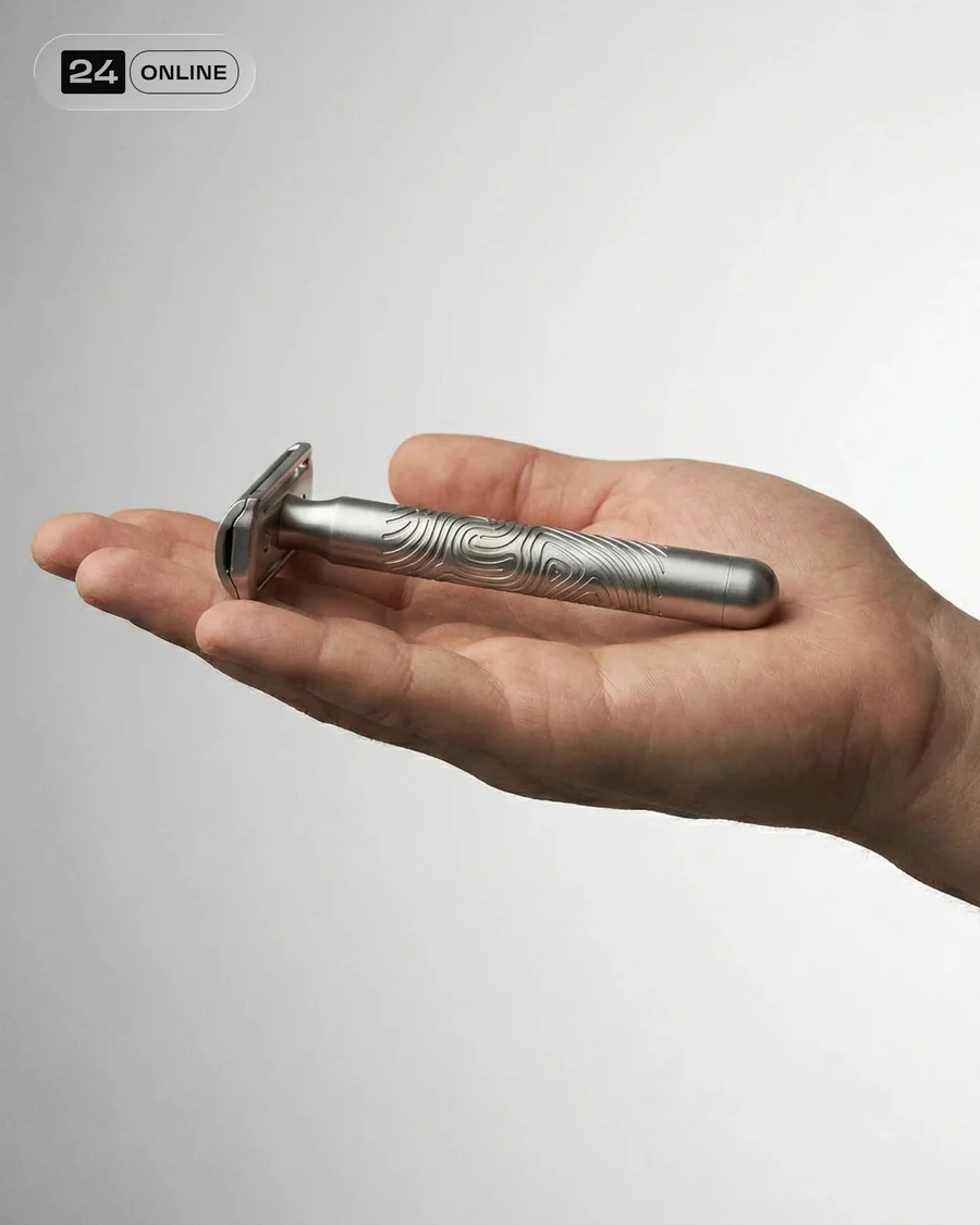 Minimalist premium shaving razor photography with refined masculine grooming… — AI-generated example 2 of 6
